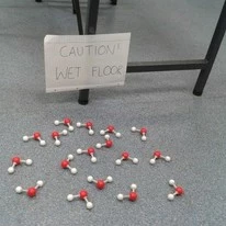 Vigyázat! A padló vizes.