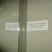 A Ch épület liftjében